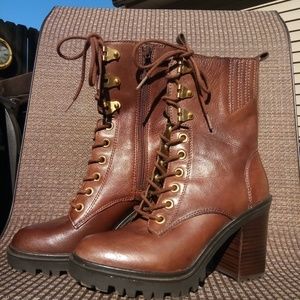 GORGEOUS GUESS BOOTS GOLDTONE HARDWARE